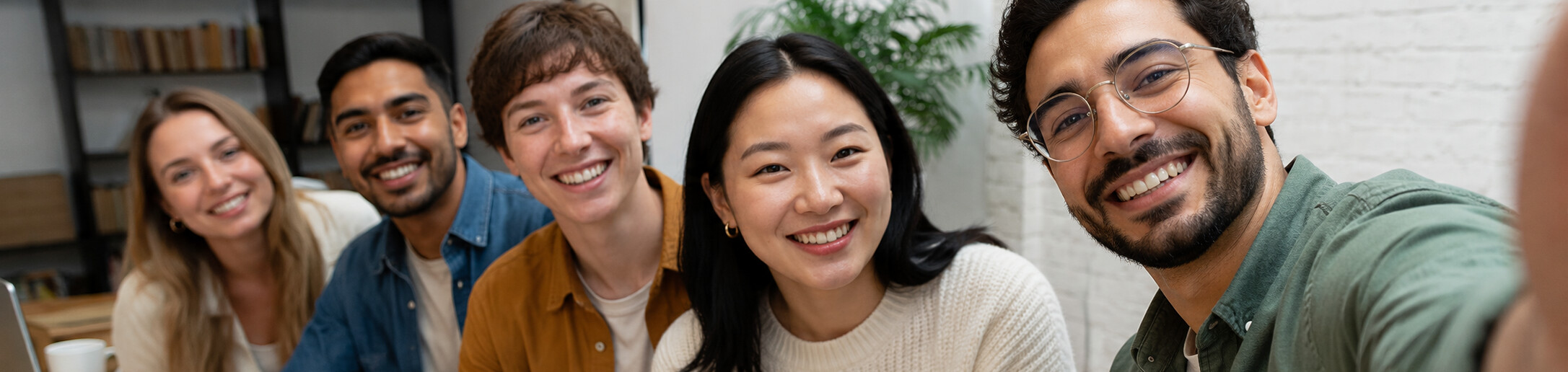 Groep collega's lacht samen